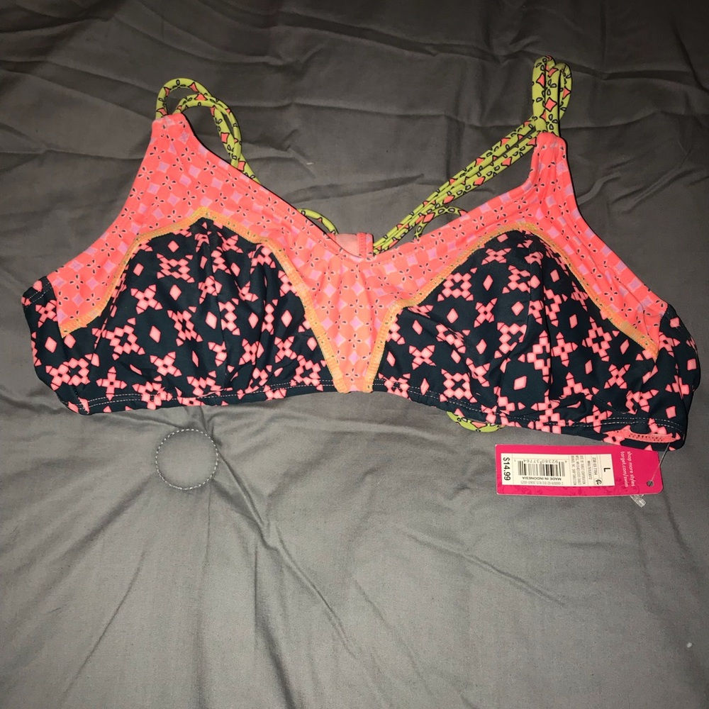 I am selling this swimsuit top.